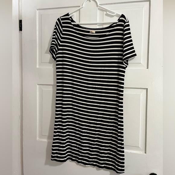 Dresses & Skirts - Hollister black and white short sleeve dress
